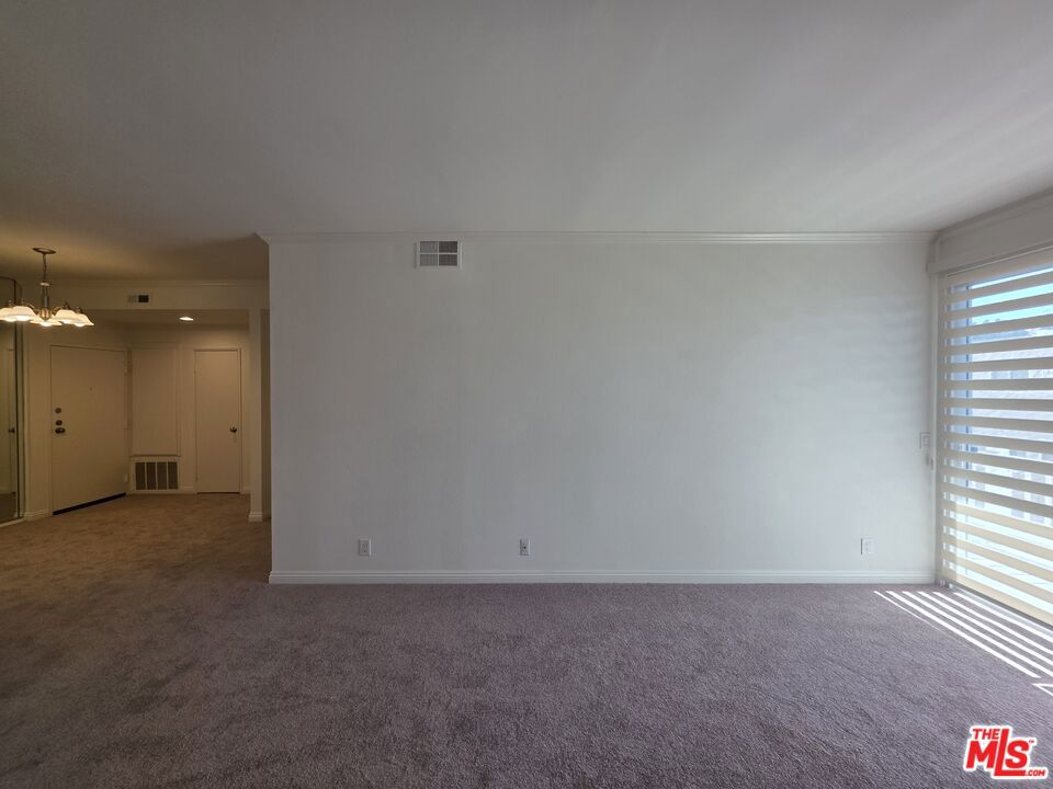 https://media.crmls.org/mediaz/bb0e2dd6-db18-4465-8829-90bb705f3ab0.jpg?preset=X-Large