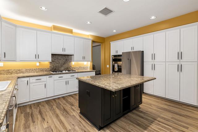Detail Gallery Image 14 of 65 For 23860 Hollingsworth Dr, Murrieta,  CA 92562 - 4 Beds | 4 Baths