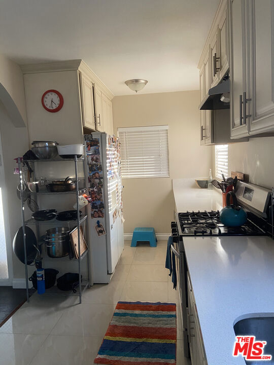 907 E 81st Street, Los Angeles CA: https://media.crmls.org/mediaz/bb0ec77e-b296-47e3-b282-8d899c4e1753.jpg