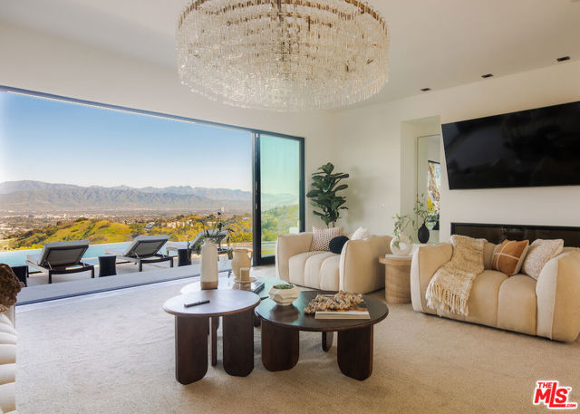 13331 Mulholland Drive, Beverly Hills CA: https://media.crmls.org/mediaz/bb0f4550-8fd2-4e7c-aa6c-a954ff838aec.jpg