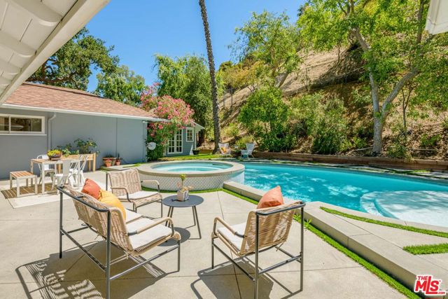 3856 Hayvenhurst Avenue, Encino CA: https://media.crmls.org/mediaz/bb0fb087-267b-4031-825c-6b2f1e53e673.jpg