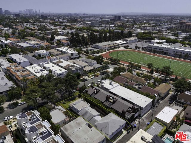 938 15th Street, Santa Monica CA: https://media.crmls.org/mediaz/bb110454-5802-4a97-854d-fa1341ffc38e.jpg