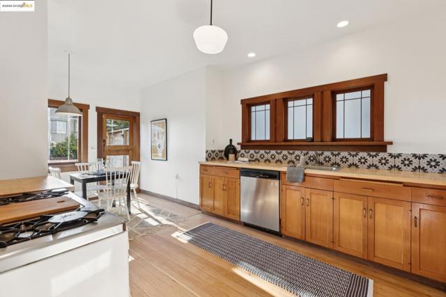 1532 Walnut St, Berkeley CA: https://media.crmls.org/mediaz/bb12133b-a910-43d0-ac56-49afae42201a.jpg
