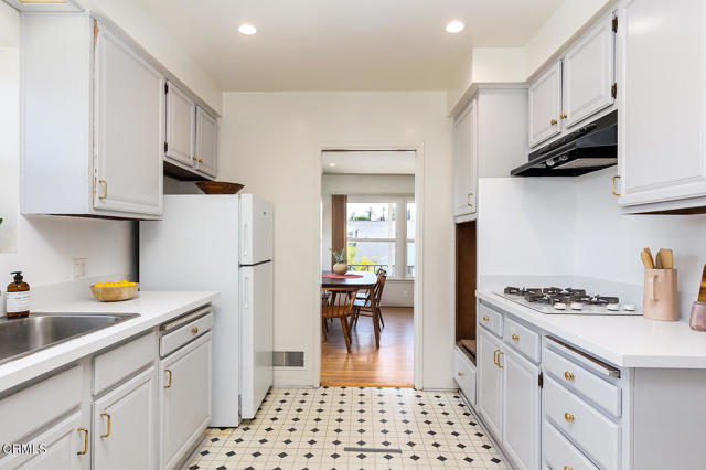 5134 Monte Bonito Drive Drive, Los Angeles CA: https://media.crmls.org/mediaz/bb12394d-fcfd-4dc4-8dc7-5f36556481fc.jpg