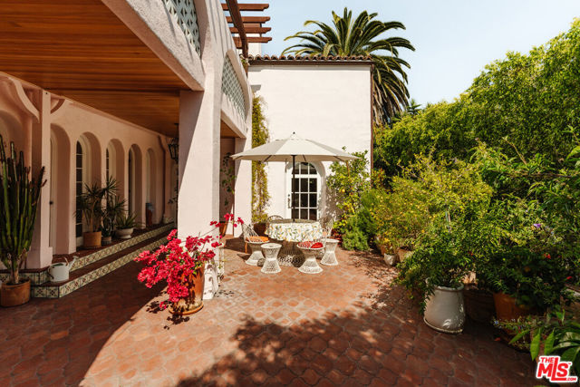 5163 Franklin Avenue, Los Angeles CA: https://media.crmls.org/mediaz/bb1259ca-4ed2-4f8e-bd7b-06556669d794.jpg