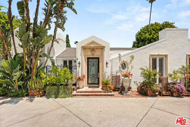 512 N Canon Drive, Beverly Hills CA: https://media.crmls.org/mediaz/bb12dab7-3e88-41f6-a86a-34cc31694b07.jpg