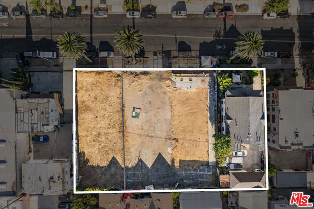 1011 N N Heliotrope Drive, Los Angeles CA: https://media.crmls.org/mediaz/bb136b60-b102-4245-b69a-1100b619bcfc.jpg
