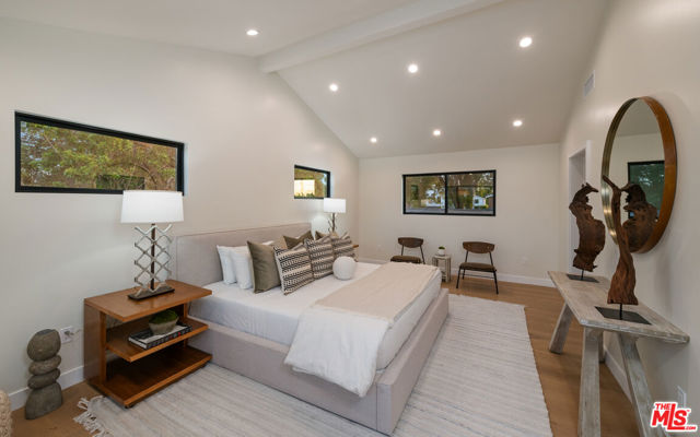 3524 Maplewood Avenue, Los Angeles CA: https://media.crmls.org/mediaz/bb13d792-4bba-4a56-9c60-ea4914d03b19.jpg