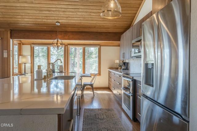 435 Lakeview Boulevard, Mammoth Lakes CA: https://media.crmls.org/mediaz/bb13f910-9653-4817-a4e4-5375f500ea39.jpg