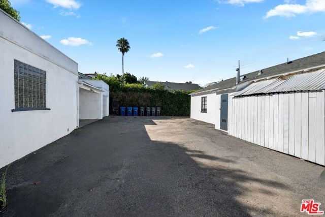 333 E Anapamu Street, Santa Barbara CA: https://media.crmls.org/mediaz/bb1593ea-2554-4a84-82f2-83cf9aa3dd22.jpg