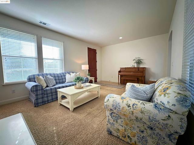 1327 Remington Ct, Tracy CA: https://media.crmls.org/mediaz/bb168f5a-b607-4284-807d-abbaed323539.jpg