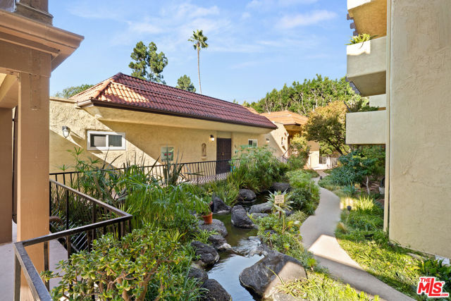 5950 Buckingham, Culver City CA: https://media.crmls.org/mediaz/bb17b383-6a0f-4107-8a70-366a5f0d4330.jpg