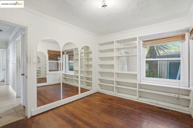 4116 Kentwood Ct, Oakland CA: https://media.crmls.org/mediaz/bb17c21c-c81b-450b-8a93-2e269198fc51.jpg