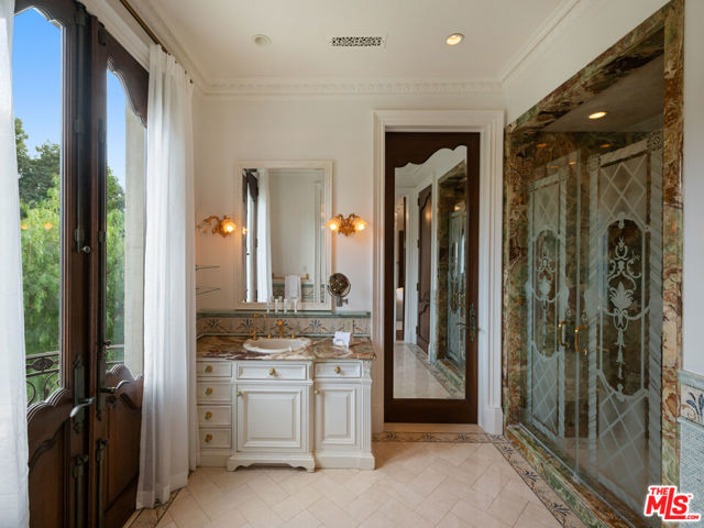 1021 N Crescent Drive, Beverly Hills CA: https://media.crmls.org/mediaz/bb18fa0b-6524-45eb-a064-98ecf3f7552c.jpg