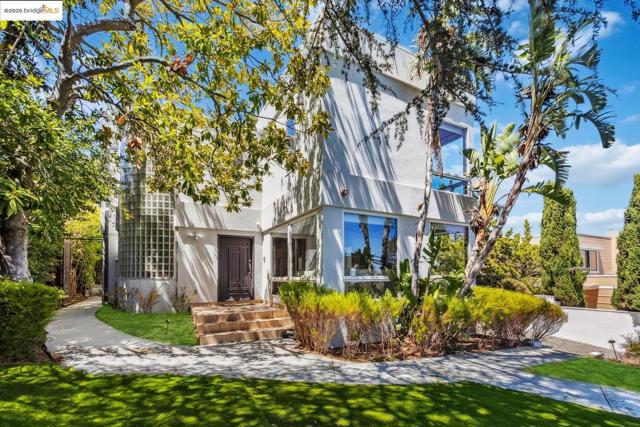 2912 Hillside DR, Burlingame CA: https://media.crmls.org/mediaz/bb1a7997-0ea1-4d96-b0a0-44c36d1fa205.jpg