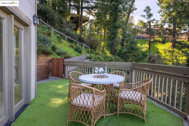 6566 Chelton Dr, Oakland CA: https://media.crmls.org/mediaz/bb1a918e-919d-4a0b-8e04-3344a42cc064.jpg