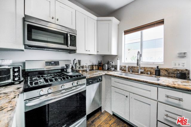 1943 19th Street, Santa Monica CA: https://media.crmls.org/mediaz/bb1b32ad-464b-4f89-a206-27a4416f9733.jpg