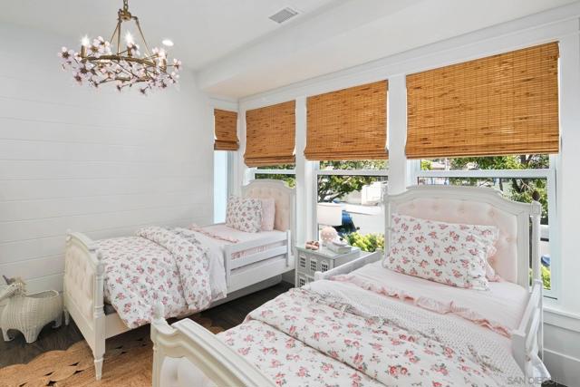 552 G Avenue, Coronado CA: https://media.crmls.org/mediaz/bb1b482c-e658-424a-aabb-cc8ef90be8f6.jpg