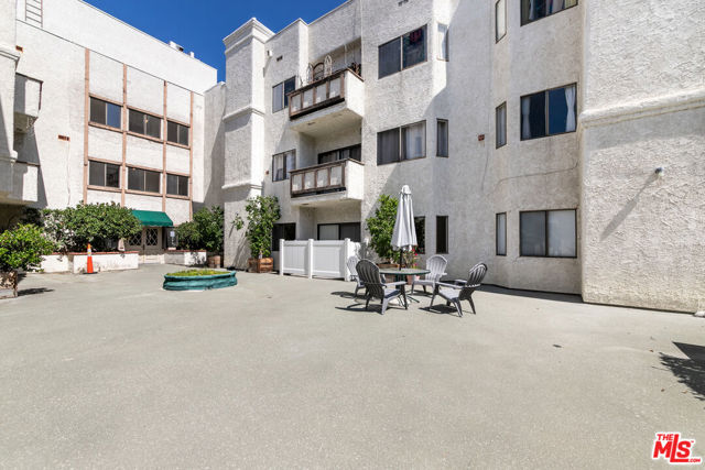 17914 Magnolia Boulevard, Encino CA: https://media.crmls.org/mediaz/bb1bd95a-05e2-4259-9a93-af3ca87f12ee.jpg