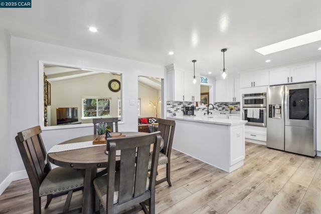 5521 Alaska Dr, Concord CA: https://media.crmls.org/mediaz/bb1c70b8-cbb3-4a64-8173-fbb19982f54e.jpg