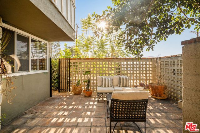 4748 Round Top Drive, Los Angeles CA: https://media.crmls.org/mediaz/bb1cd8bc-104d-4c42-87a0-0c328d2623ad.jpg