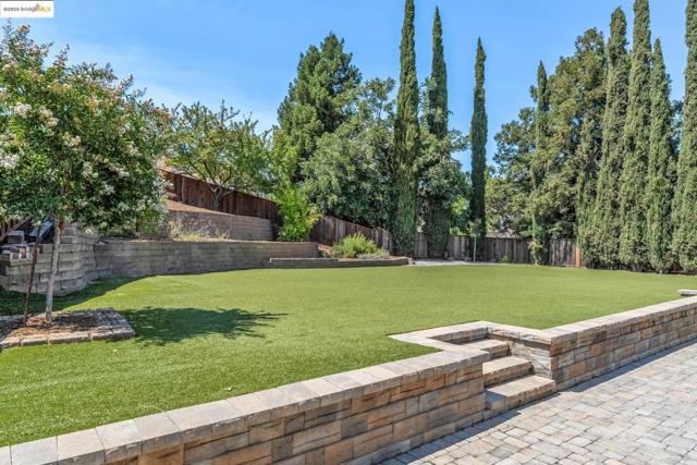 1051 Kaski Ln, Concord CA: https://media.crmls.org/mediaz/bb1d217d-bd38-47ea-a16c-d8d48f3cda97.jpg