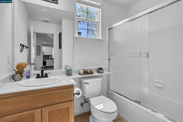 1186 Waverly Cir, Hercules CA: https://media.crmls.org/mediaz/bb1f453d-88dc-4a04-abec-07be64b2361c.jpg