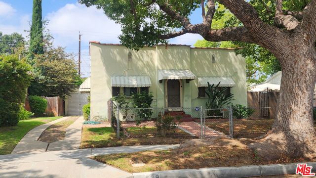829 N Valley Street, Burbank CA: https://media.crmls.org/mediaz/bb1f63ec-4c1b-45e2-bfbc-c656bf3c5ec0.jpg