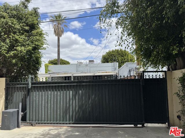 458 S Clark Drive, Beverly Hills CA: https://media.crmls.org/mediaz/bb1fa14d-7c09-4629-8fe9-e01742b6e124.jpg