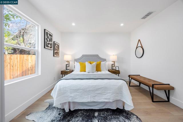 2133 39Th Ave, Oakland CA: https://media.crmls.org/mediaz/bb1fe0c9-bde4-42a5-9cff-b53f5923c691.jpg