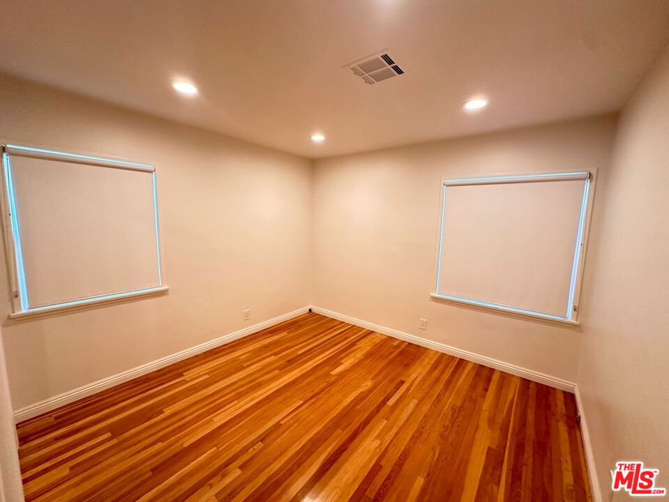 https://media.crmls.org/mediaz/bb216b9c-0b3a-4059-9e4a-4ec7fcc88998.jpg?preset=X-Large