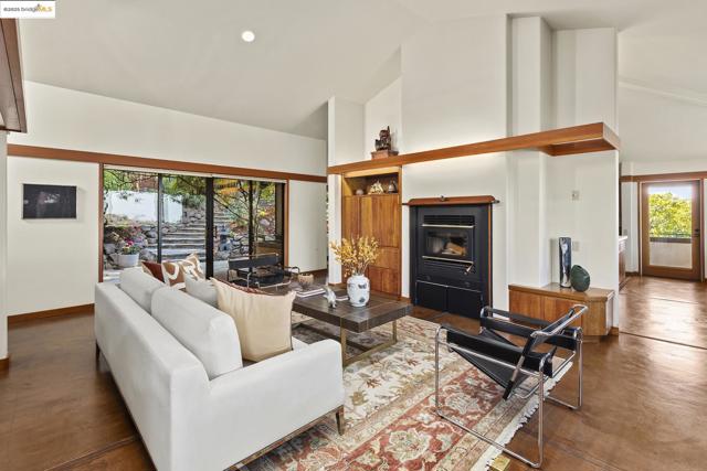 25 Dartmouth Dr, Berkeley CA: https://media.crmls.org/mediaz/bb219a27-7290-4a10-bda4-97eb1310dc40.jpg