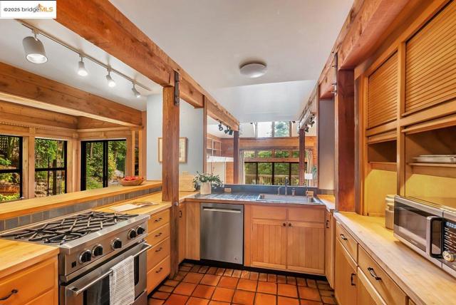 5950 Grizzly Peak Blvd, Oakland CA: https://media.crmls.org/mediaz/bb22357a-8317-42df-90eb-3919daca5e06.jpg