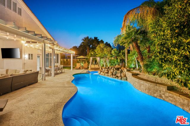 1083 E Circulo San Sorrento Road, Palm Springs CA: https://media.crmls.org/mediaz/bb23011d-00c5-4216-a102-504c7e6c85a5.jpg