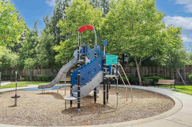 6677 S Mariposa Ln, Dublin CA: https://media.crmls.org/mediaz/bb242d39-cff8-49a8-94ad-7d2ad7072f48.jpg