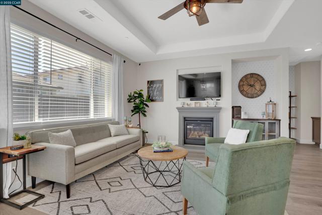 901 Goldfinch Cir, Vacaville CA: https://media.crmls.org/mediaz/bb24502e-3f7e-40ff-adc7-6787ff5d3b87.jpg