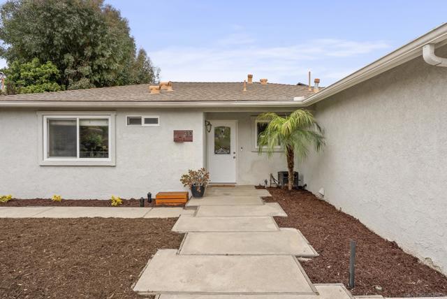 310 Bluff Wy, Oceanside CA: https://media.crmls.org/mediaz/bb2496f5-cdbe-4861-b820-bba35986aceb.jpg