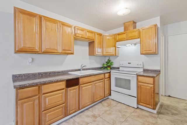 918 Acosta Plaza, Salinas CA: https://media.crmls.org/mediaz/bb252ded-04b1-4707-9149-c1534c248441.jpg