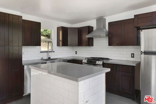 8629 Franklin Avenue, Los Angeles CA: https://media.crmls.org/mediaz/bb25b1da-0d3a-4de0-9c74-1f0040dc9682.jpg