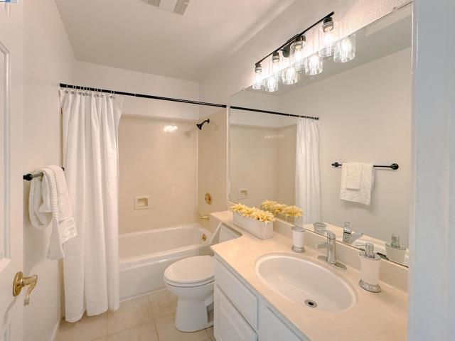 131 Diapian Bay, Alameda CA: https://media.crmls.org/mediaz/bb281052-89a1-4dea-a63d-4e7f7ebe8885.jpg
