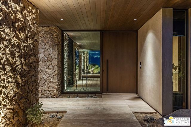 2215 Vista Distancia Court, Palm Springs, CA 92262