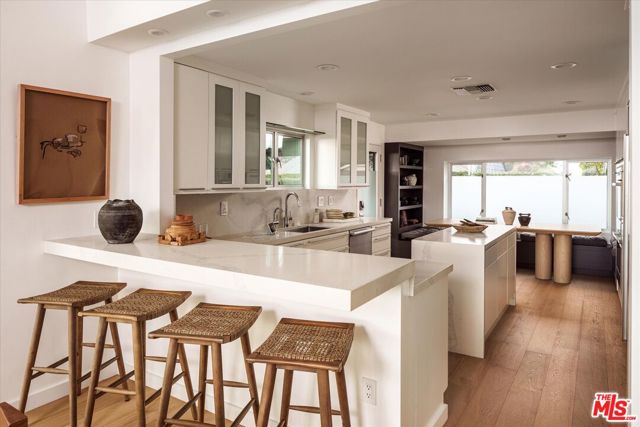 7420 Cervantes Place, Los Angeles CA: https://media.crmls.org/mediaz/bb295e1c-e7c0-46ba-aef5-4229da12029d.jpg