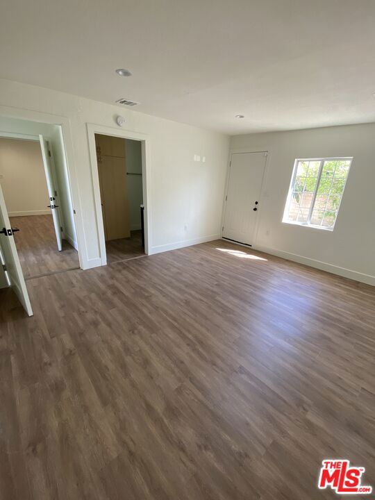1837 N Brighton Street, Burbank CA: https://media.crmls.org/mediaz/bb2ca55c-14a1-4753-ad21-cea9ca1117db.jpg