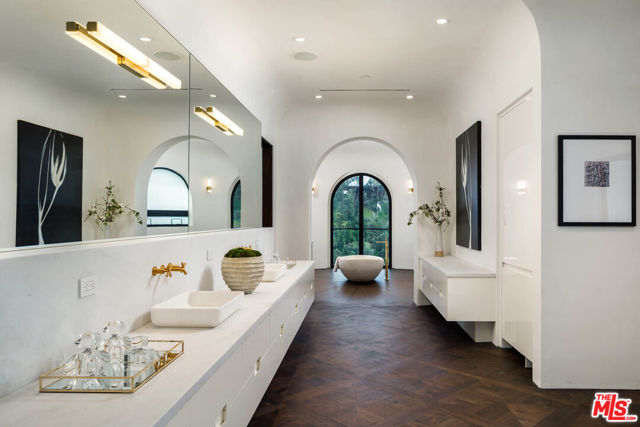 10697 Somma Way, Los Angeles CA: https://media.crmls.org/mediaz/bb2d4a7c-acbd-4403-baca-34c7a5d70c15.jpg