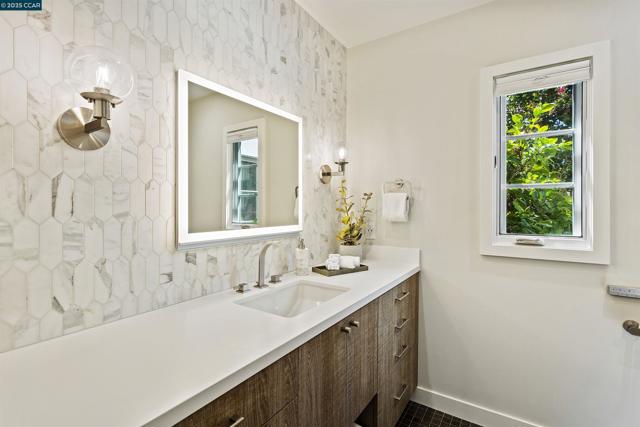 24 La Campana Rd, Orinda CA: https://media.crmls.org/mediaz/bb2e48ef-8fa6-4968-bb6e-6771da333369.jpg