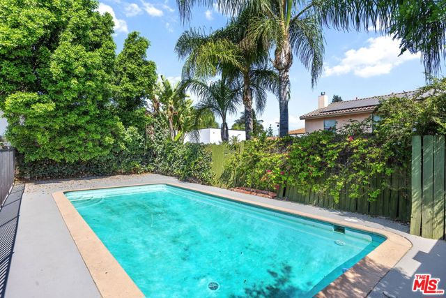 15519 Huston Street, Encino CA: https://media.crmls.org/mediaz/bb2e7b17-0ccf-4517-bace-9b3200fdf803.jpg