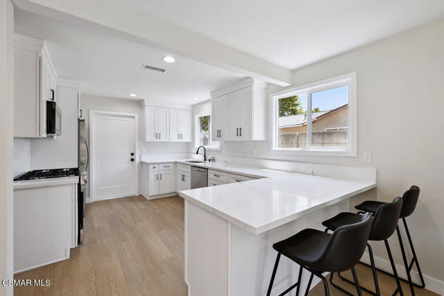 5704 Katherine Street, Simi Valley CA: https://media.crmls.org/mediaz/bb2f3a22-b886-4f67-b097-d7da3370a4fb.jpg