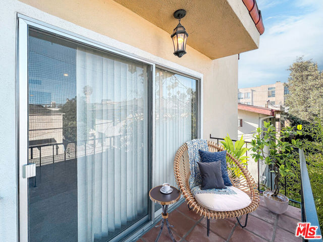 930 S Bedford Street, Los Angeles CA: https://media.crmls.org/mediaz/bb2f4e75-93be-4158-97f9-2ecf29bcb0bd.jpg