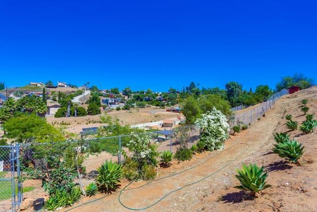 11541 Westhill, Lakeside CA: https://media.crmls.org/mediaz/bb2f87e9-3d7e-4701-b522-c2e6c450dfb2.jpg