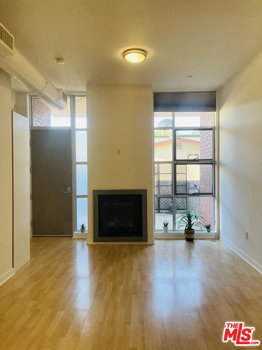 1912 Broadway, Santa Monica CA: https://media.crmls.org/mediaz/bb2fb381-e78b-4b85-978a-aa80104cc021.jpg